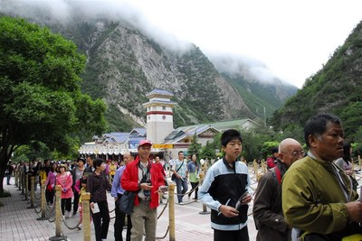 九寨溝單日游客破2萬，景區管理如何應對春游高峰？